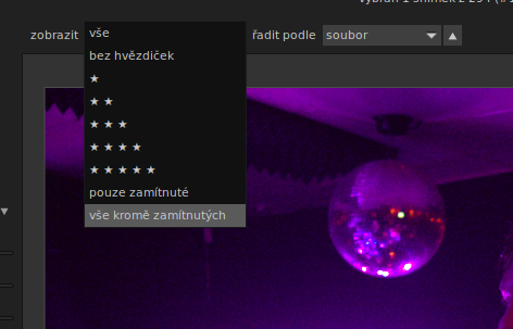 Dropdown lists in Czech, one of them is called “view”, it is expanded and lists options like “all”, “4 stars” or “all rejected” (or ‘discarded’ in Czech), the other is called “sort by” and the selected option is „file”.