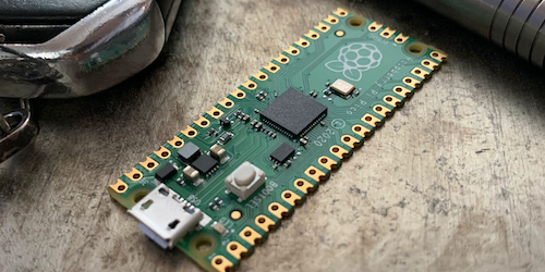 Un Raspberry Pi Pico, un microcontrolador muy popular