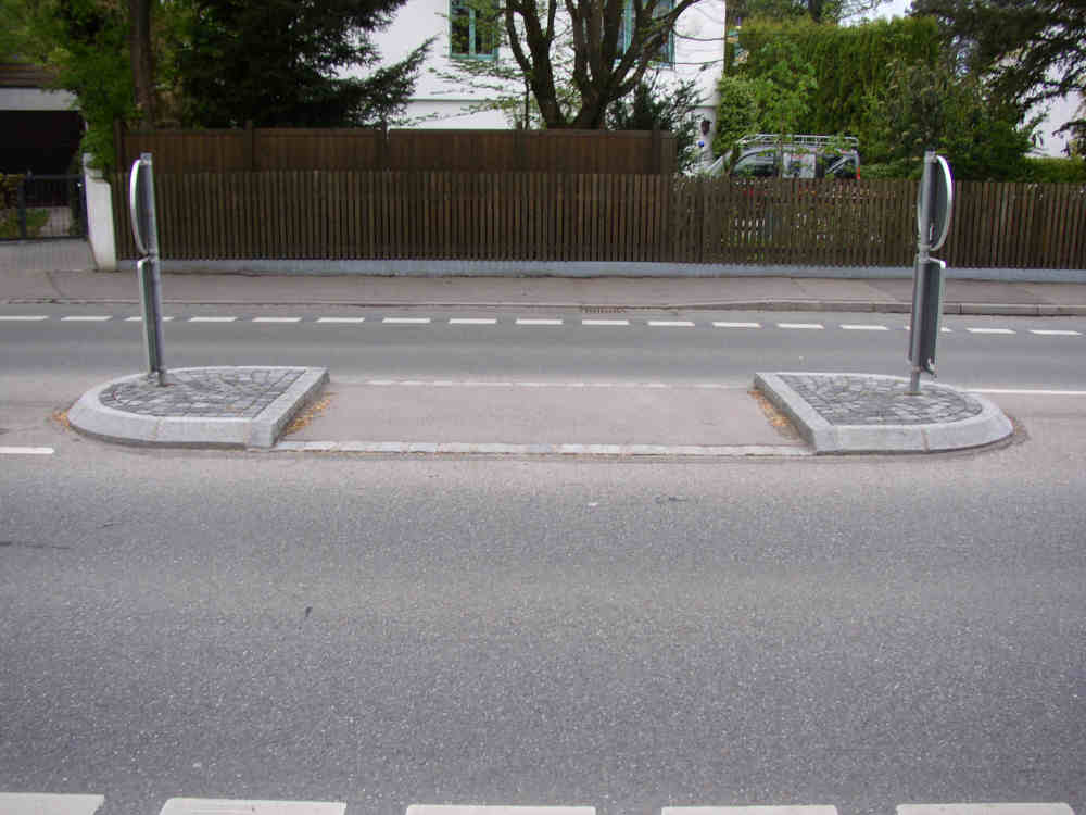 Deutschland_Verkehrsinsel_Furt_PflastersteinkanteJPG