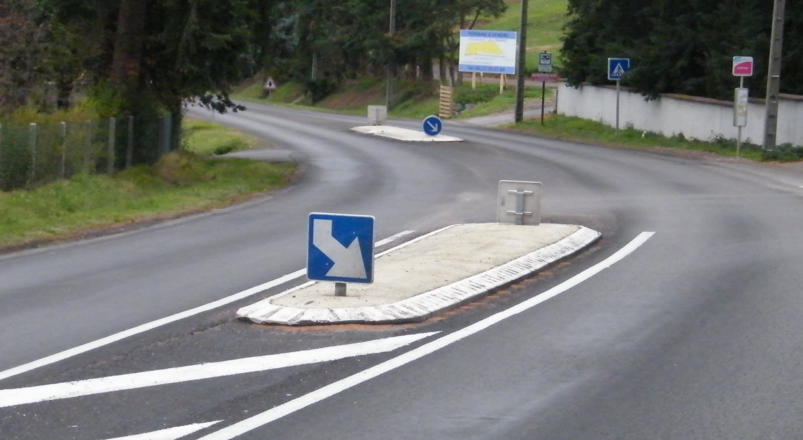 le-tracage-s-arrete-une-dizaine-de-metres-apres-le-panneau-d-entree-d-agglomeration-jusqu-a-l-ilot-central-photo-jean-pierre-maurige-le-tracage-s-arrete-une-dizaine-de-metres-apres-le-panneau-d-entree-d-agglomeration-jus