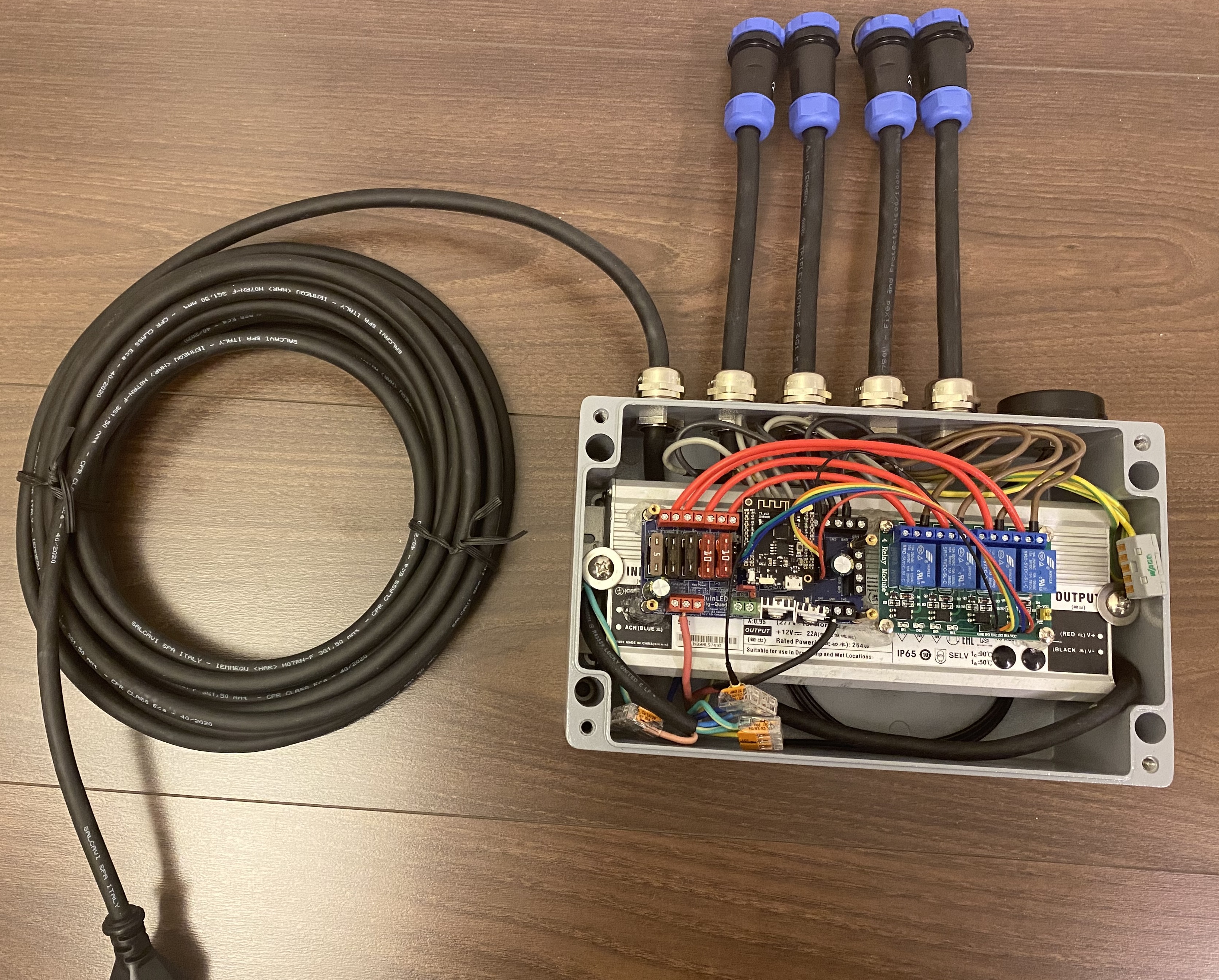 22Amp-QuinLedQuad-IP68-in-Rittal-case-with-Weipu-plugs-and-external-antenna1