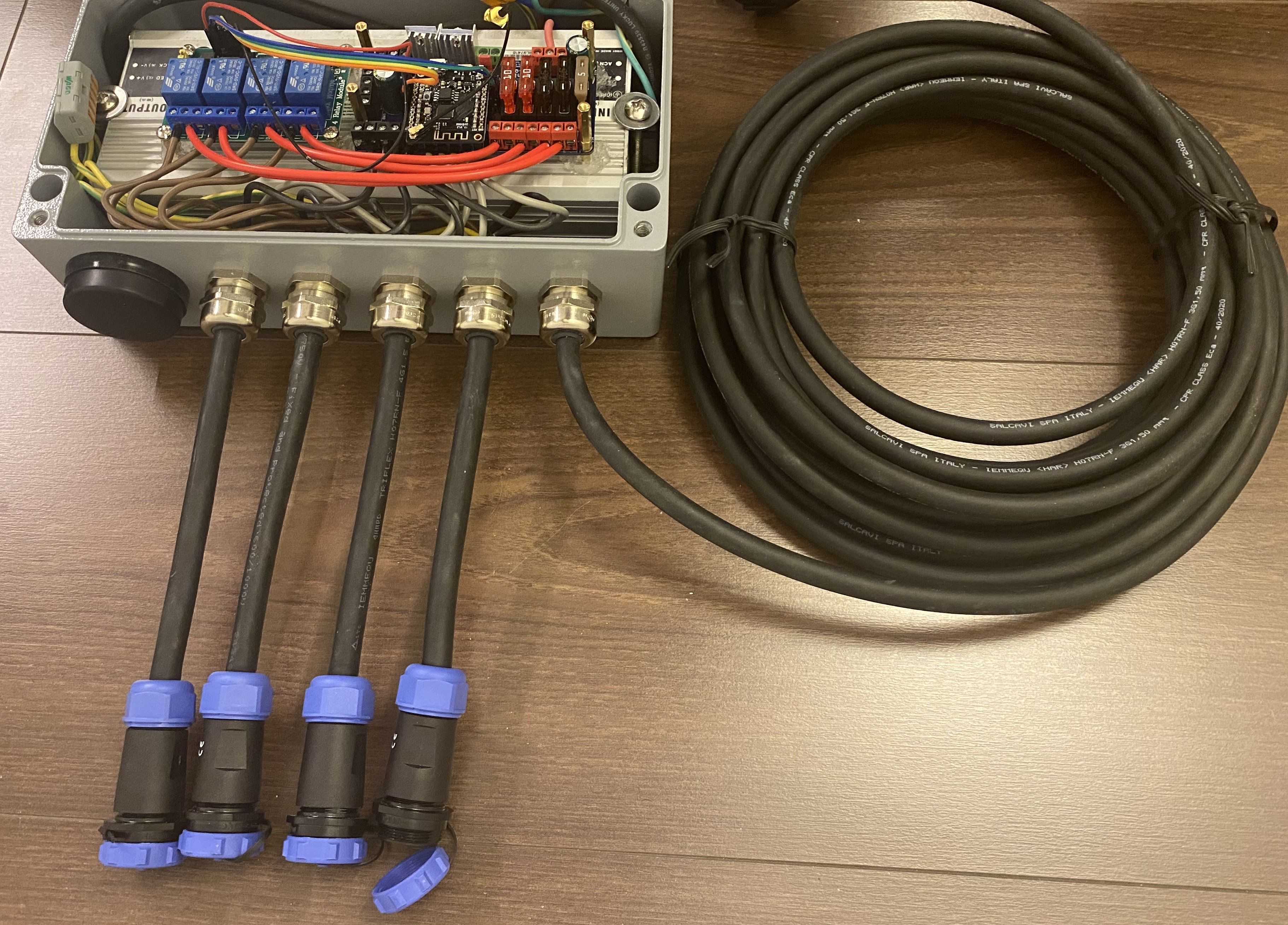 22Amp-QuinLedQuad-IP68-in-Rittal-case-with-Weipu-plugs-and-external-antenna2